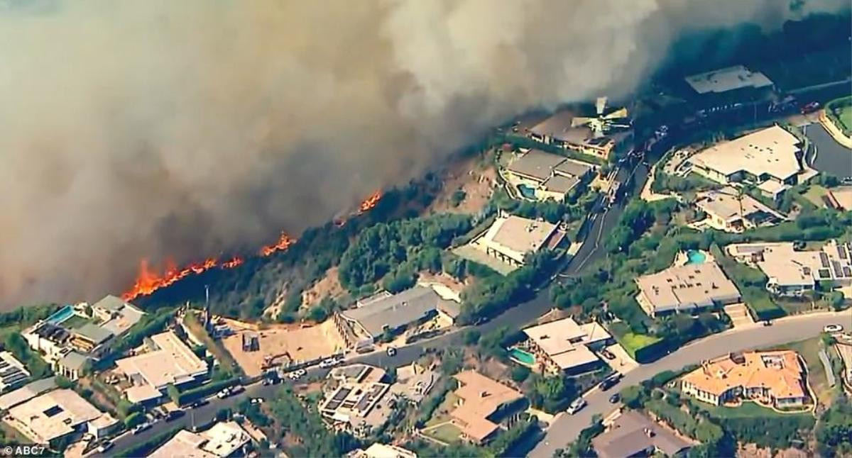 Cháy khu nhà giàu Los Angeles, đe dọa hàng trăm biệt thự triệu đô Ảnh 1