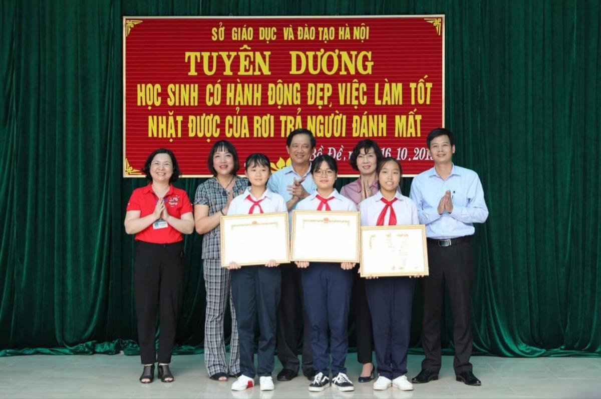 3 học sinh Hà Nội nhận danh hiệu 'người tốt việc tốt' vì trả lại 50 triệu đồng cho người mất Ảnh 1