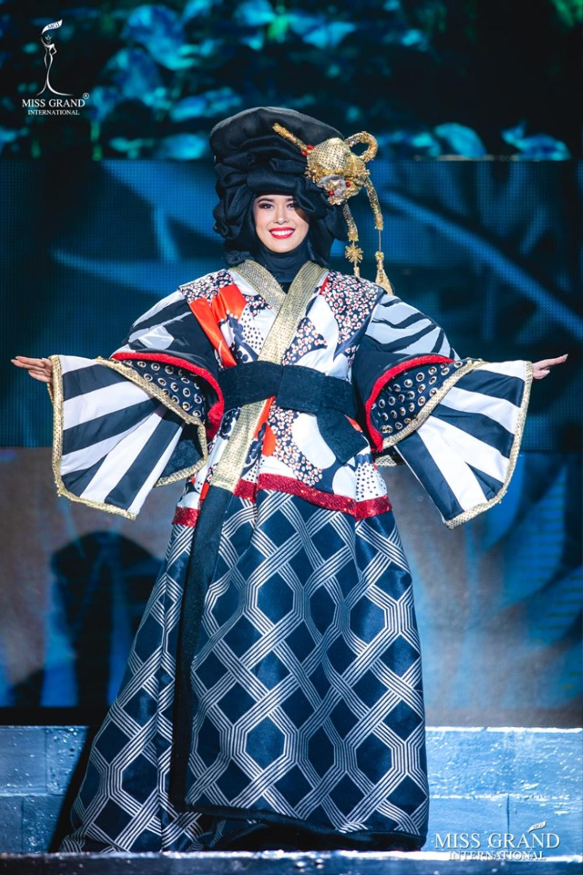 Ngoài Kiều Loan còn có bộ trang phục dân tộc thứ 2 'made in Vietnam', song bị chê thảm họa nhất Miss Grand International 2019 Ảnh 10