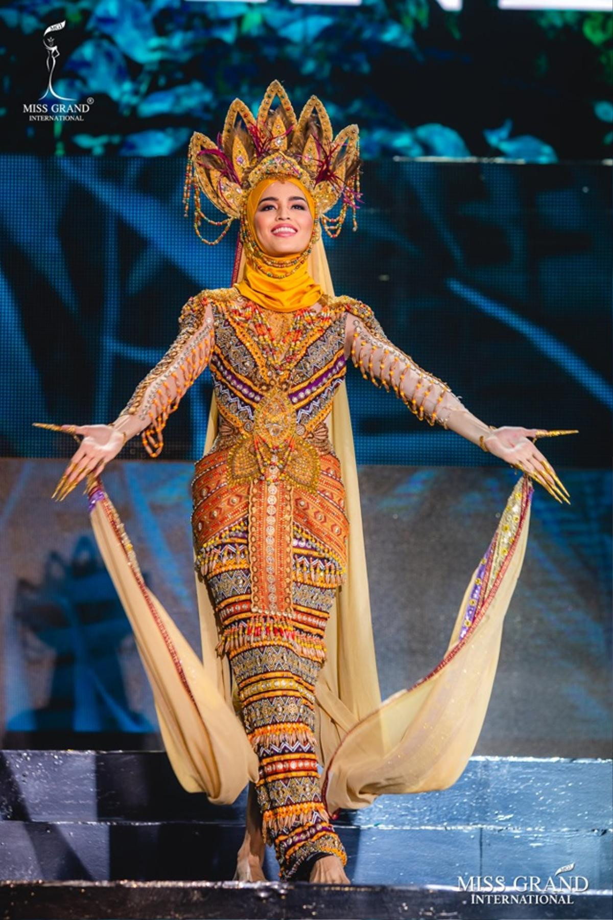 Thương Kiều Loan nỗ lực, fan Việt vote 'điên đảo' đưa 'Nữ hoàng tạo nét' vào Top 4 National Costume Ảnh 3