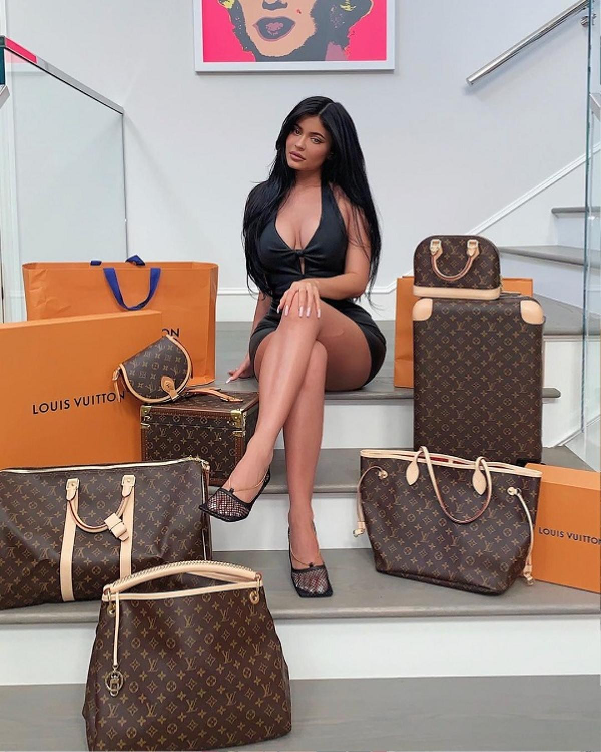 Kylie Jenner 'chơi lớn' khi tặng miễn phí dàn túi hiệu Louis Vuitton và 30 nghìn đô la Mỹ Ảnh 1