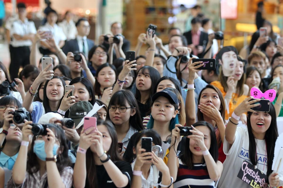 Fan BTS không nhắn tin, gọi điện để chú tâm cày view cho thần tượng