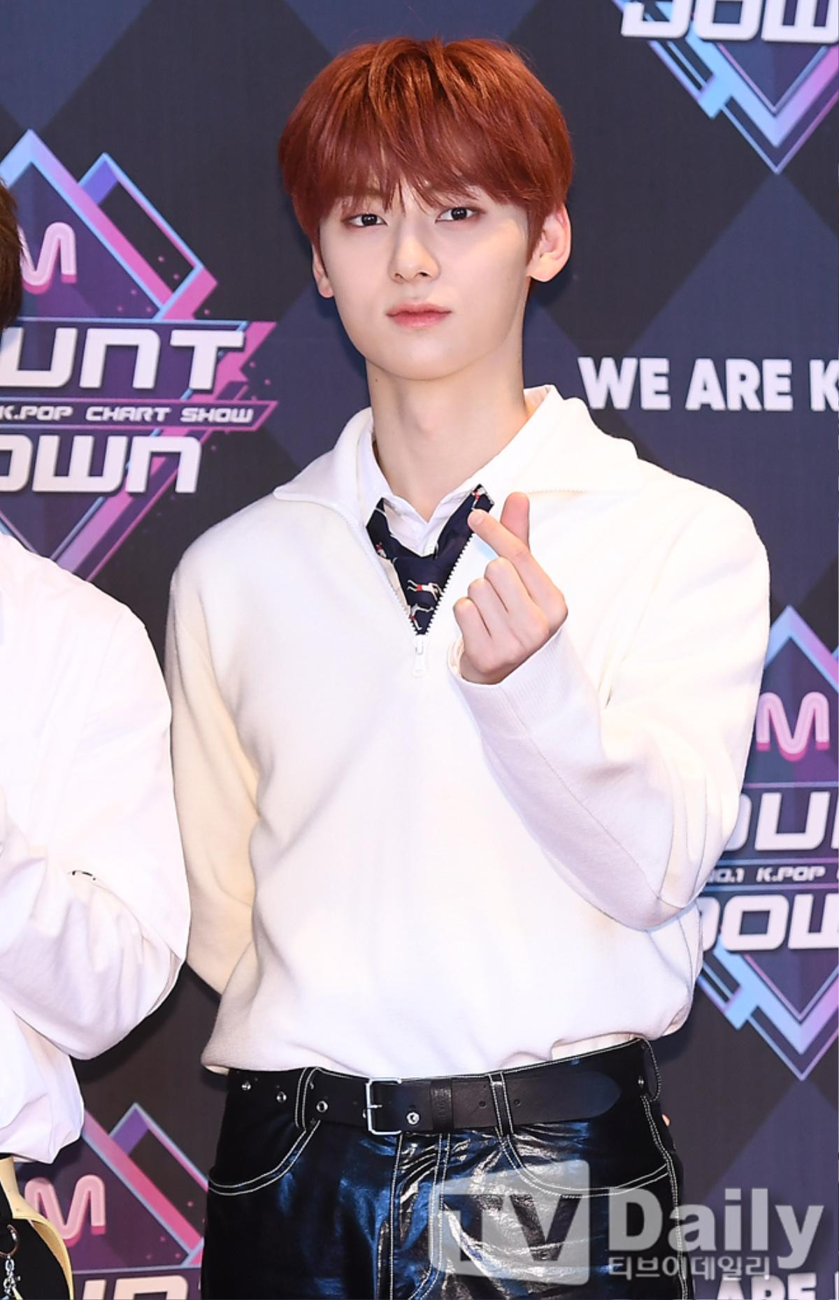 EXO mệt mỏi ở sân bay, Hwang Minhyun cân hết 'visual' tân binh TXT Ảnh 17