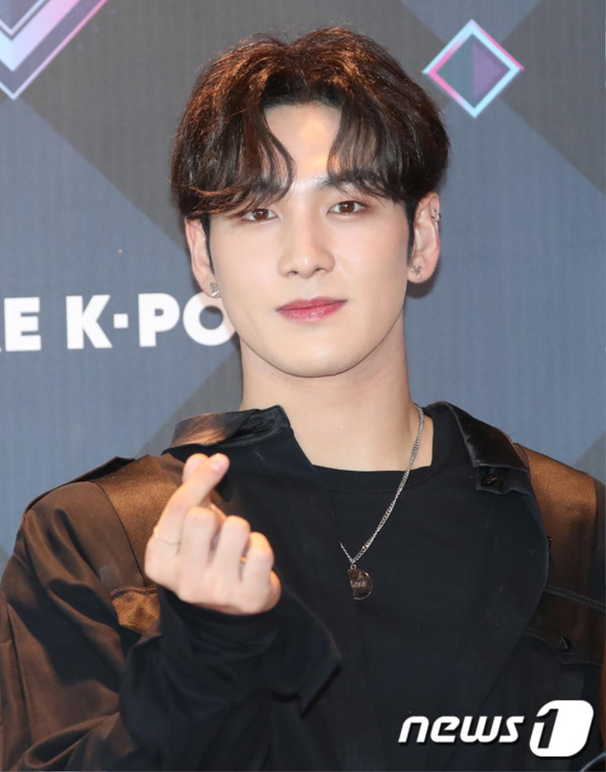 EXO mệt mỏi ở sân bay, Hwang Minhyun cân hết 'visual' tân binh TXT Ảnh 25