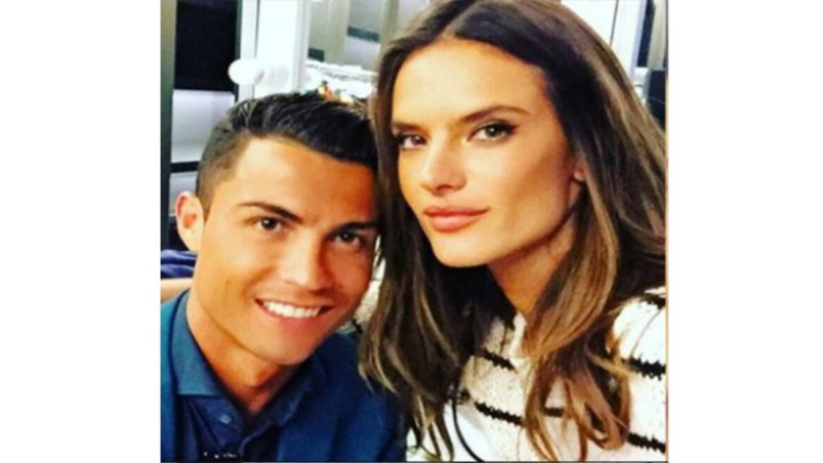 Chụp ảnh nóng với 'crush' Ronaldo, Salah bị chỉ trích Ảnh 2