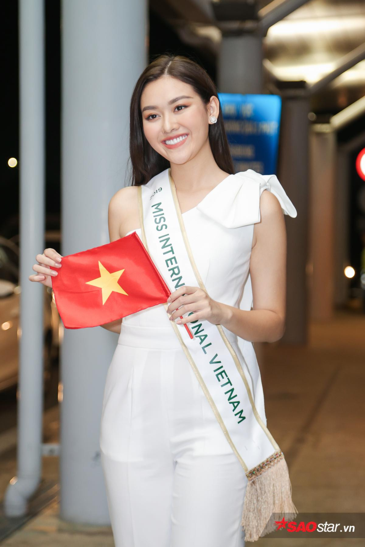 Tường San đẹp rạng rỡ, được bố mẹ và Lương Thùy Linh tiễn đi thi Miss Int' 2019 với 100 ký hành lý Ảnh 1