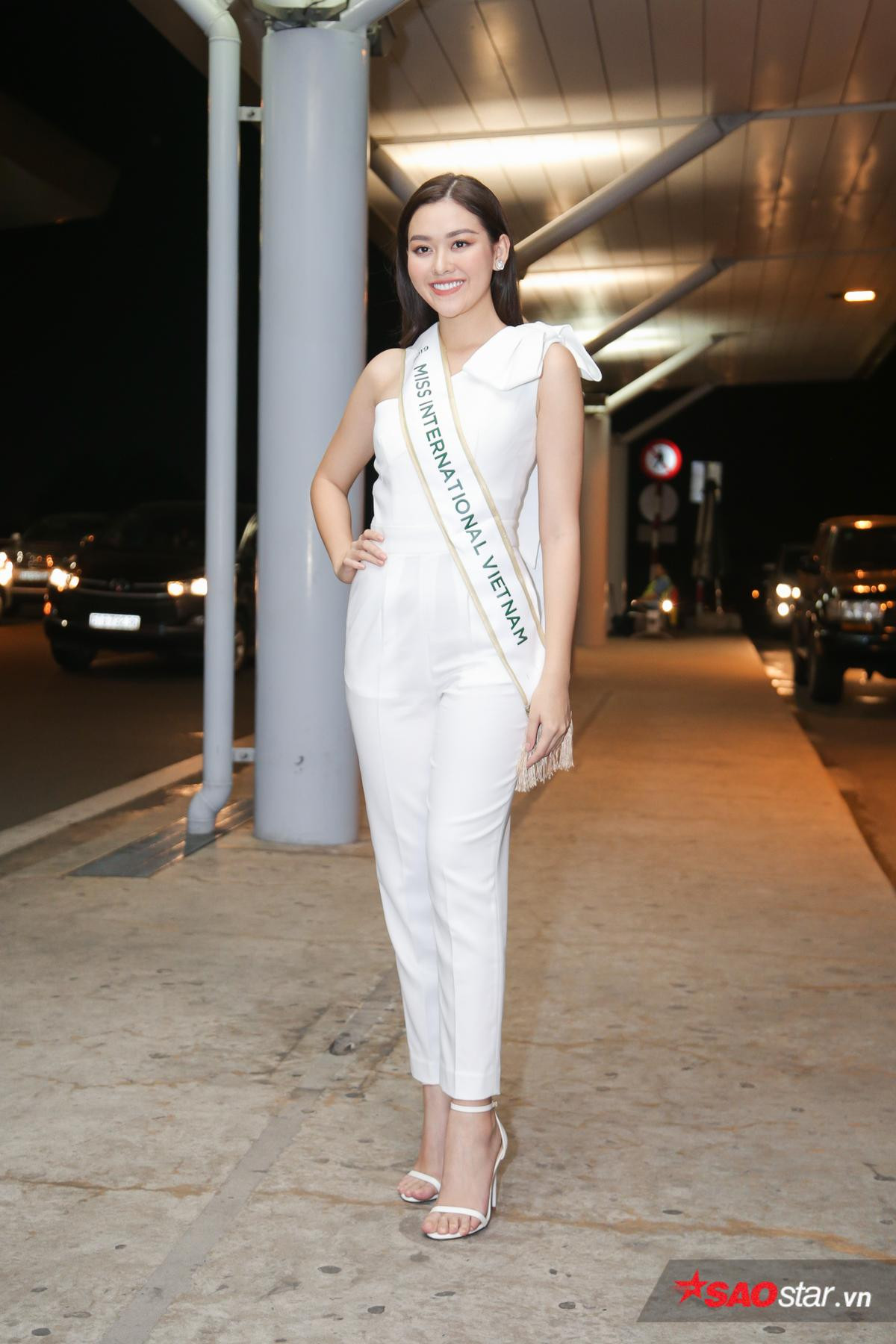 Tường San đẹp rạng rỡ, được bố mẹ và Lương Thùy Linh tiễn đi thi Miss Int' 2019 với 100 ký hành lý Ảnh 2