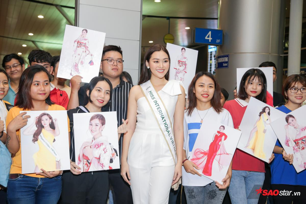 Tường San đẹp rạng rỡ, được bố mẹ và Lương Thùy Linh tiễn đi thi Miss Int' 2019 với 100 ký hành lý Ảnh 6