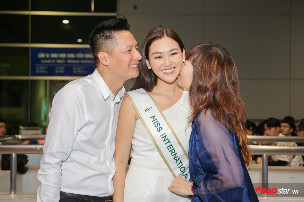 Tường San đẹp rạng rỡ, được bố mẹ và Lương Thùy Linh tiễn đi thi Miss Int' 2019 với 100 ký hành lý Ảnh 8