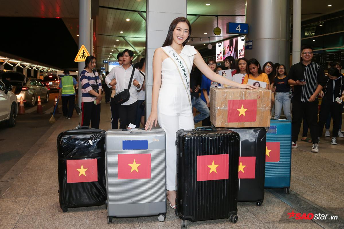 Tường San đẹp rạng rỡ, được bố mẹ và Lương Thùy Linh tiễn đi thi Miss Int' 2019 với 100 ký hành lý Ảnh 3