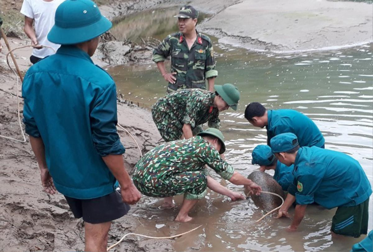 Bom nặng hơn 300 kg nằm ở lòng sông Ảnh 2