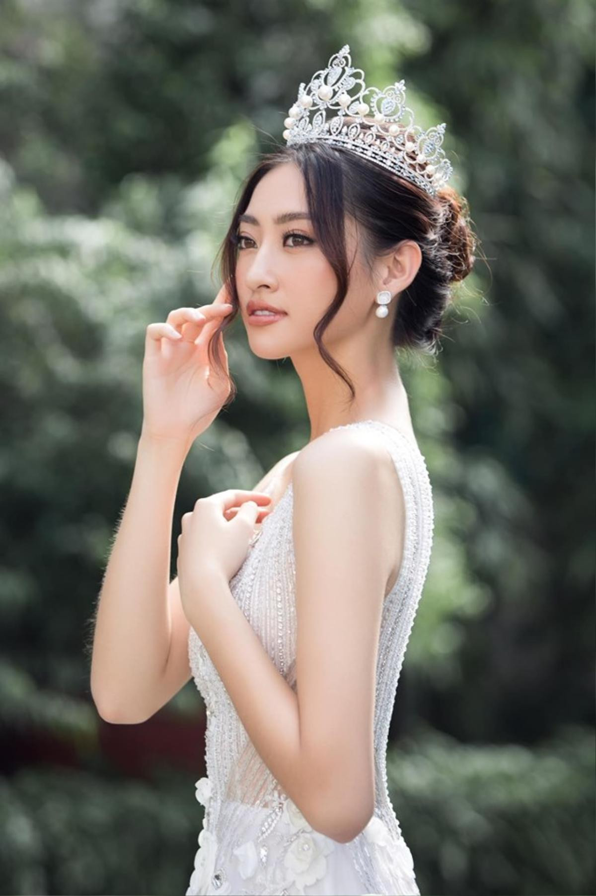 Gần ngày thi Miss World, Lương Thùy Linh đội vương miện xinh như 'nàng thơ' hớp hồn fan Ảnh 1