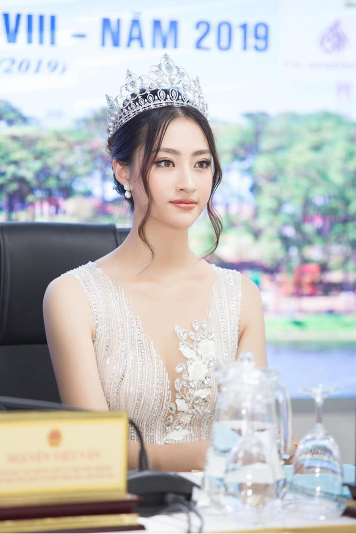 Gần ngày thi Miss World, Lương Thùy Linh đội vương miện xinh như 'nàng thơ' hớp hồn fan Ảnh 6