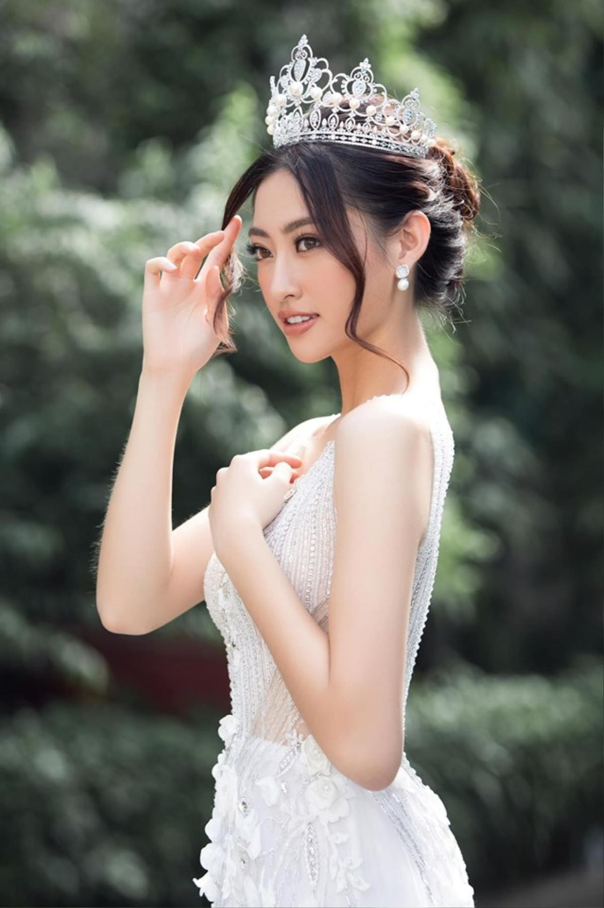 Gần ngày thi Miss World, Lương Thùy Linh đội vương miện xinh như 'nàng thơ' hớp hồn fan Ảnh 7