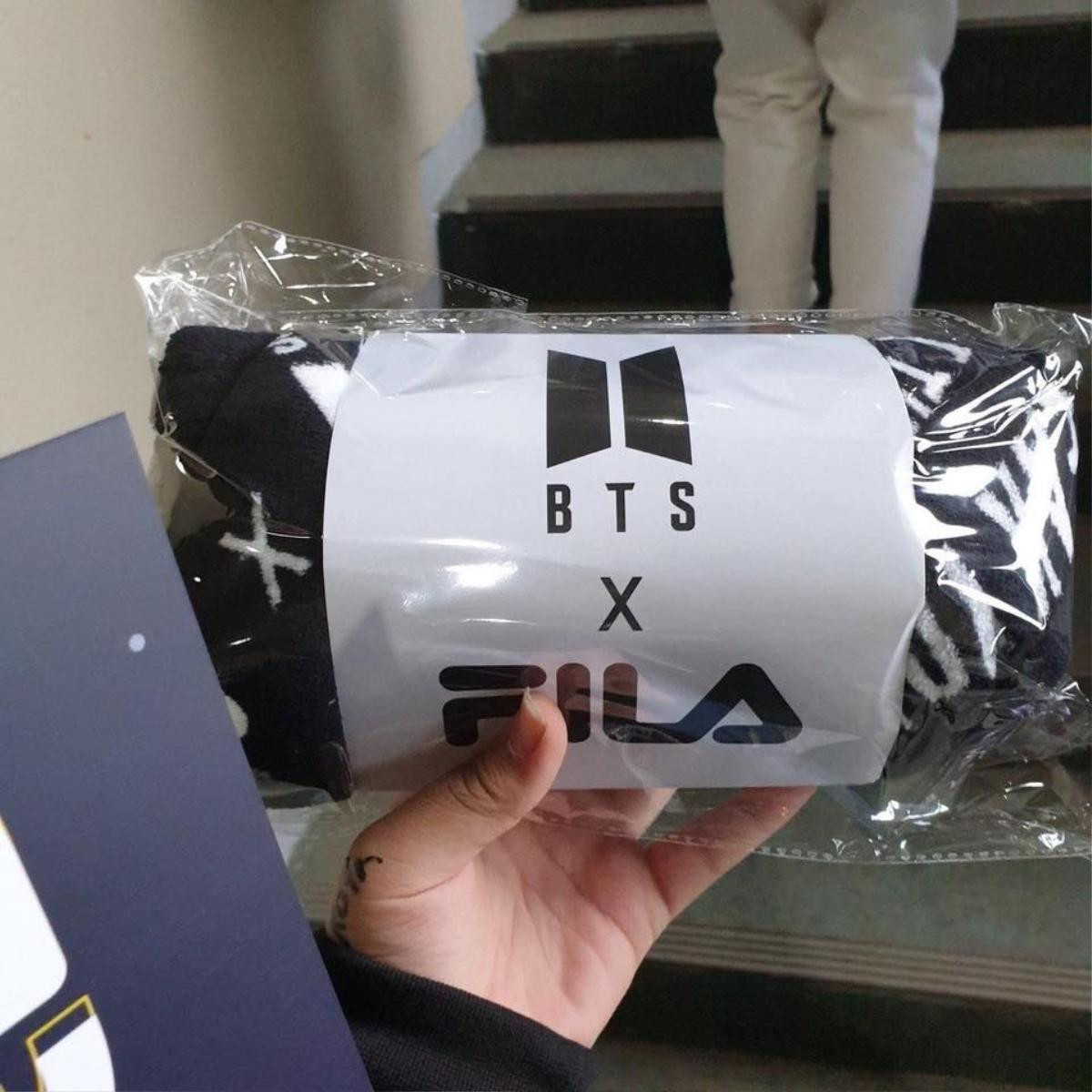 BTS khiến fan ấm lòng khi chuẩn bị chăn trong concert vì trời lạnh! Ảnh 6