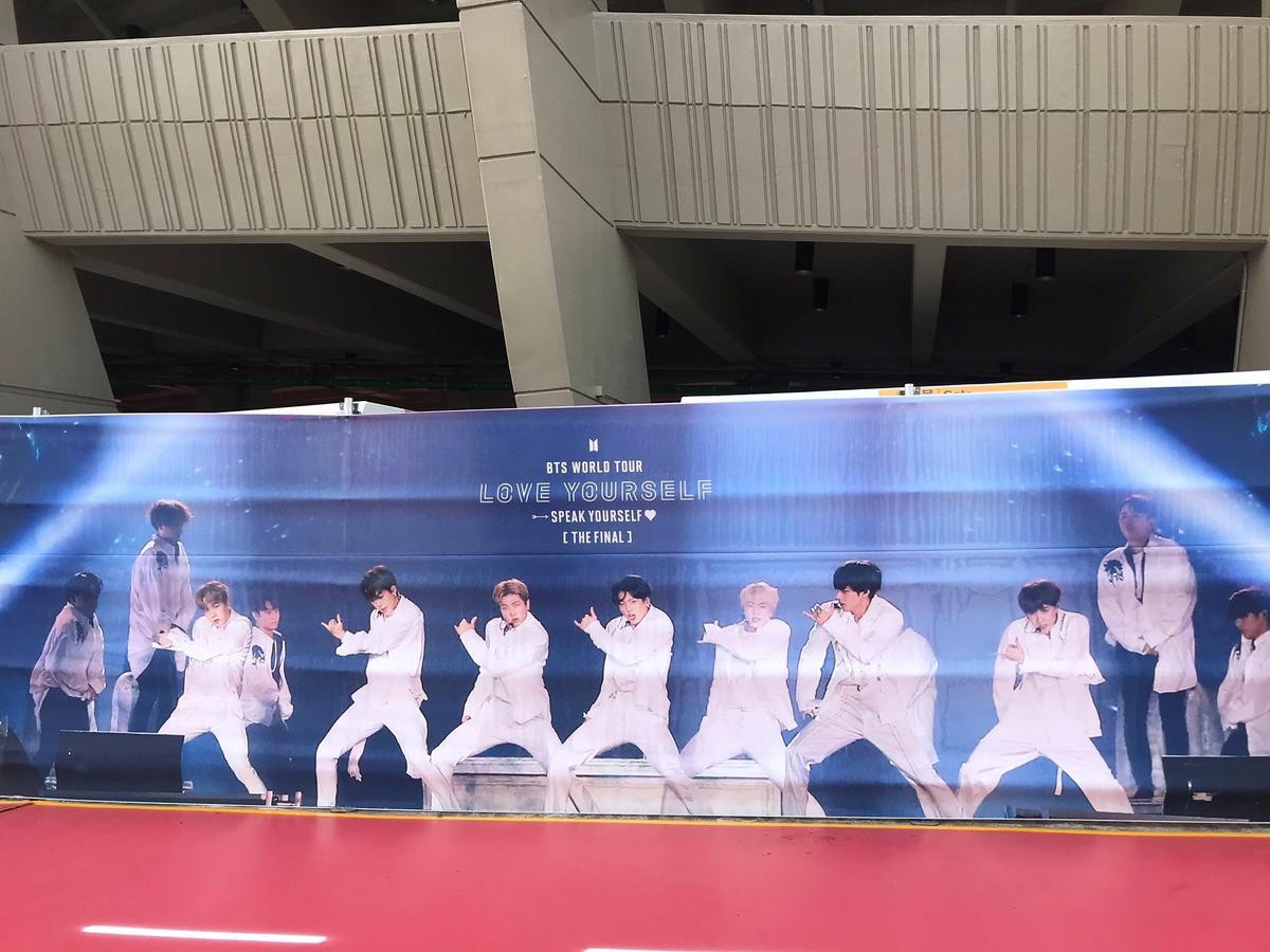 BTS khiến fan ấm lòng khi chuẩn bị chăn trong concert vì trời lạnh! Ảnh 4