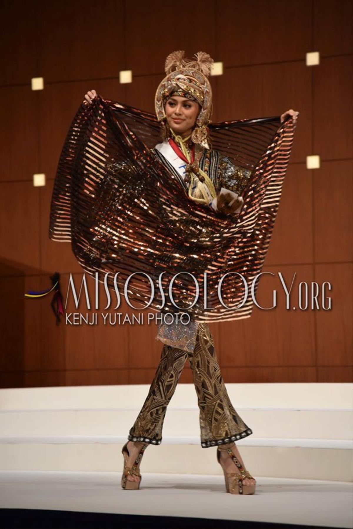 Miss International 2019: Trang phục dân tộc cực gắt của đối thủ Tường San, gây chú ý nhất là ý tưởng đụng độ 'Cò' của Hoàng Thuỳ Ảnh 3