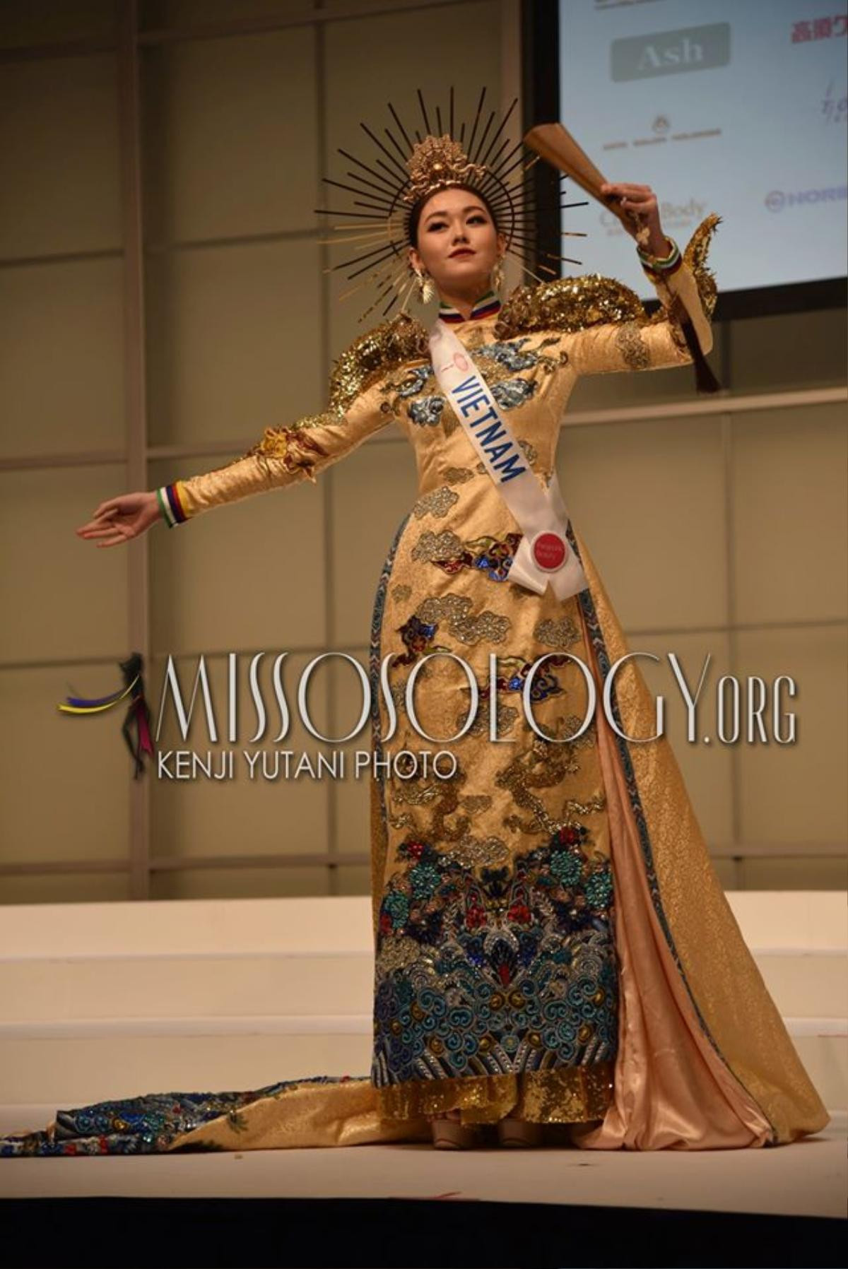 Miss International 2019: Trang phục dân tộc cực gắt của đối thủ Tường San, gây chú ý nhất là ý tưởng đụng độ 'Cò' của Hoàng Thuỳ Ảnh 1