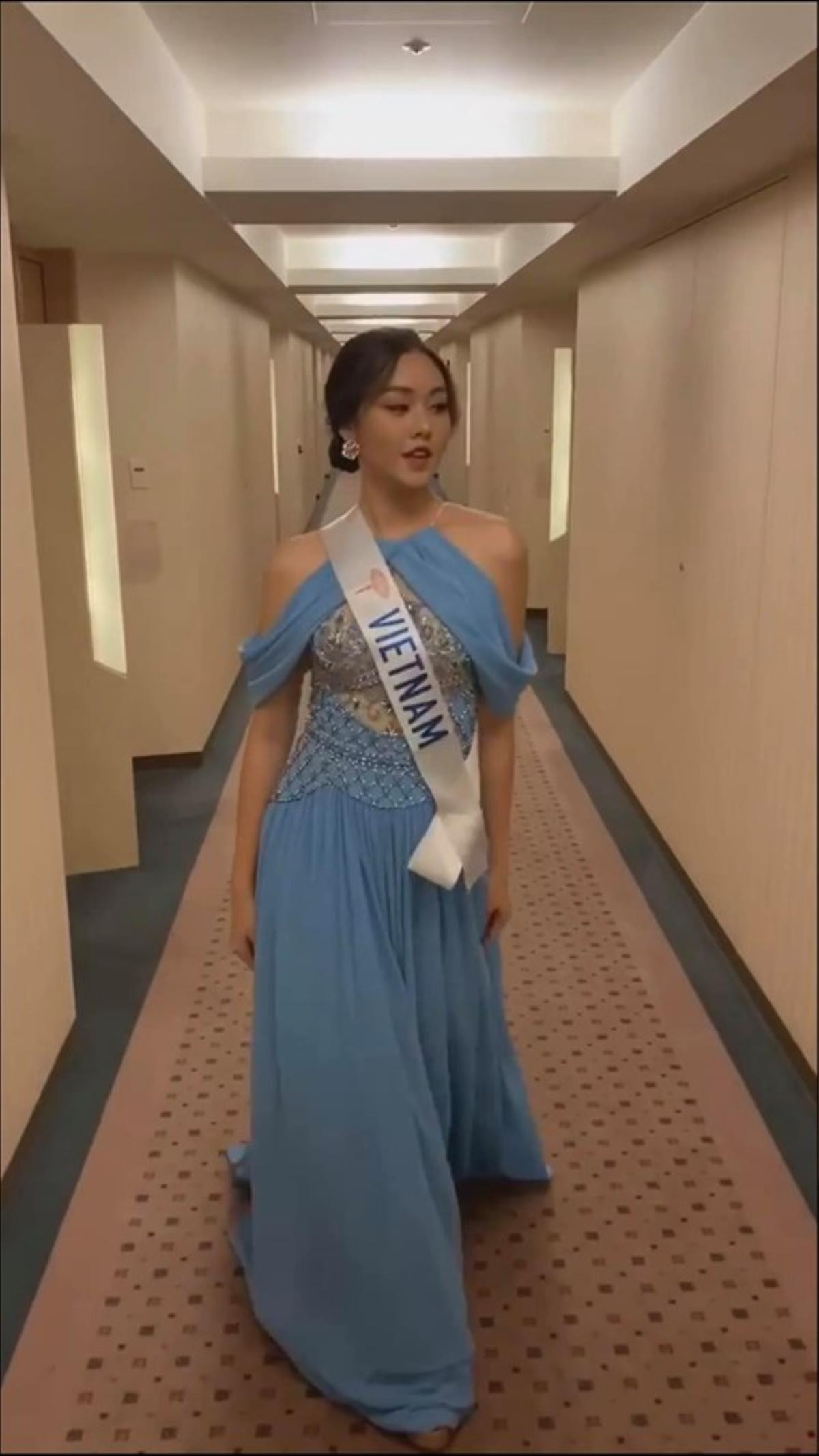 Diện chiếc váy đỏ tươi, Tường San ghi điểm vì lấn át đối thủ Miss International lại chẳng hề kém cạnh Đỗ Mỹ Linh Ảnh 8