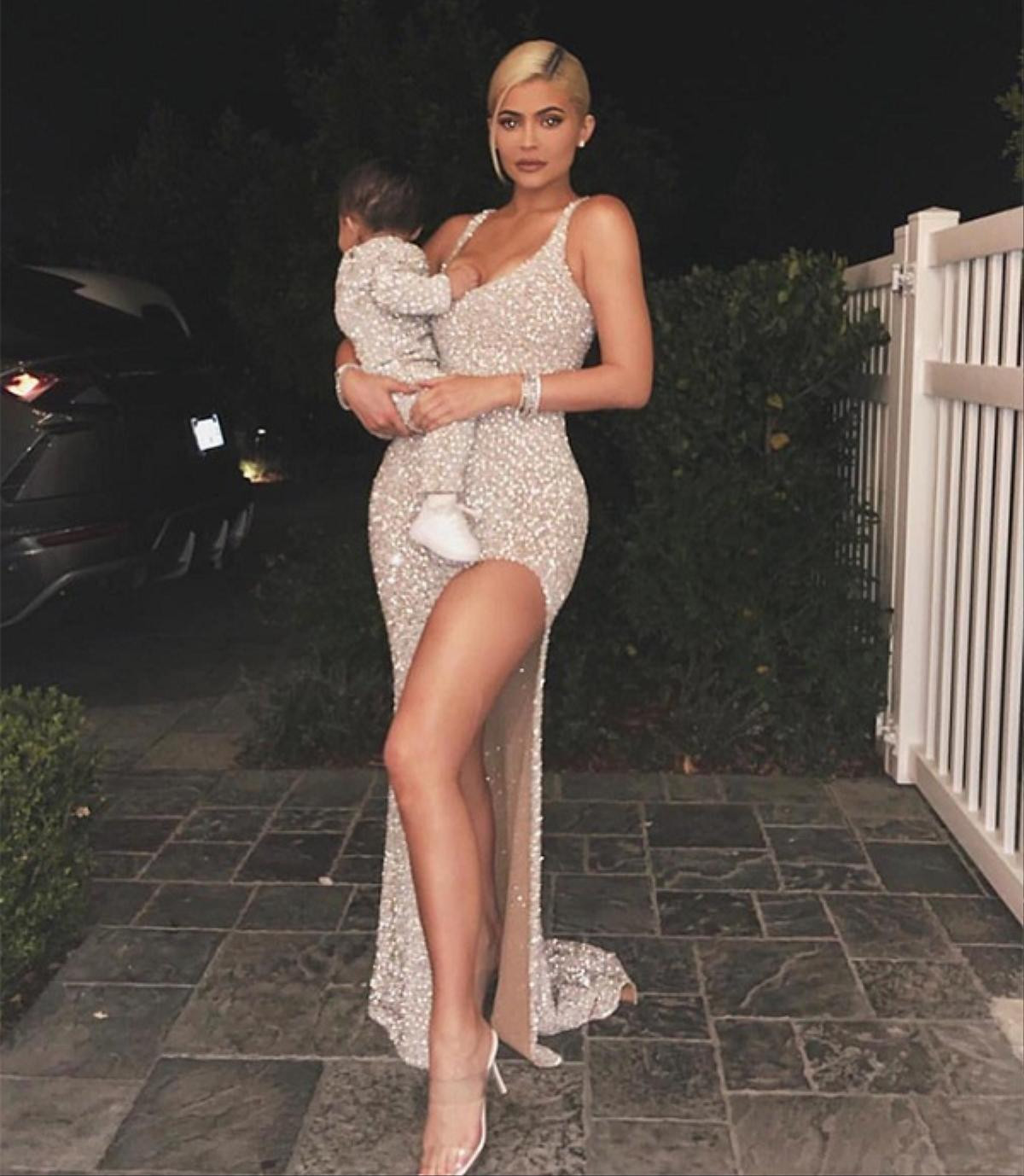 Con gái cưng nữ tỷ phú Kylie Jenner mặc váy tím hóa thân thành mẹ gây sốt trên mạng vì quá đỗi dễ thương Ảnh 5