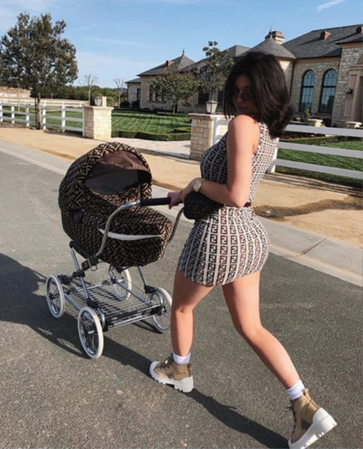 Con gái cưng nữ tỷ phú Kylie Jenner mặc váy tím hóa thân thành mẹ gây sốt trên mạng vì quá đỗi dễ thương Ảnh 7