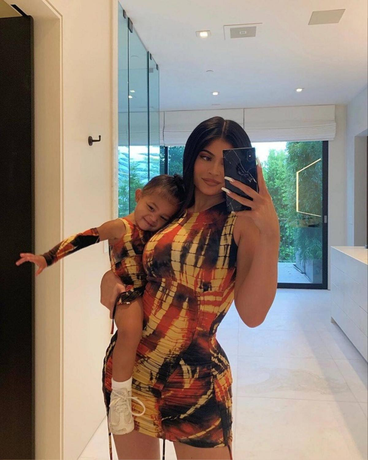 Con gái cưng nữ tỷ phú Kylie Jenner mặc váy tím hóa thân thành mẹ gây sốt trên mạng vì quá đỗi dễ thương Ảnh 8