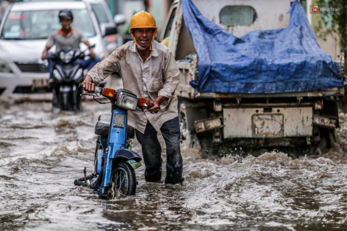 Nhiều tuyến đường Sài Gòn ngập nặng trong ngày triều cường đạt đỉnh, người dân khổ sở vì lội nước dắt xe Ảnh 6