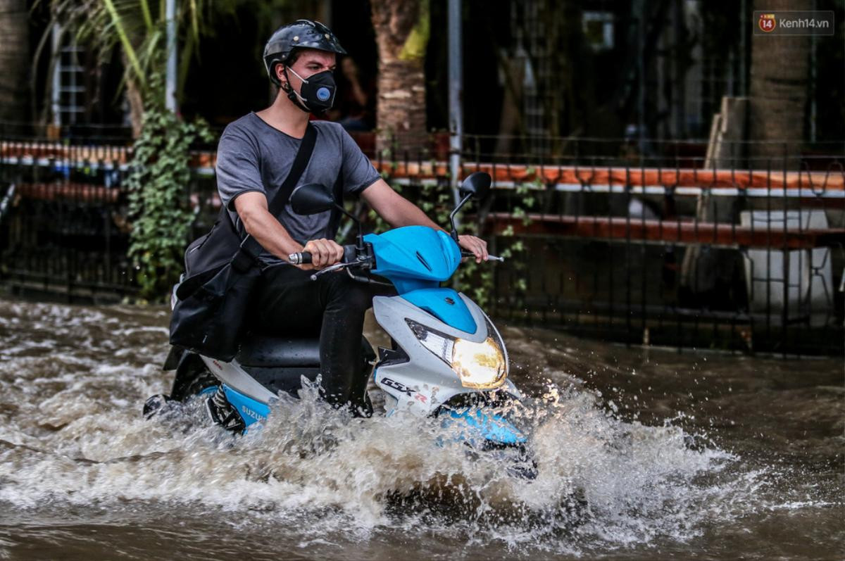 Nhiều tuyến đường Sài Gòn ngập nặng trong ngày triều cường đạt đỉnh, người dân khổ sở vì lội nước dắt xe Ảnh 2