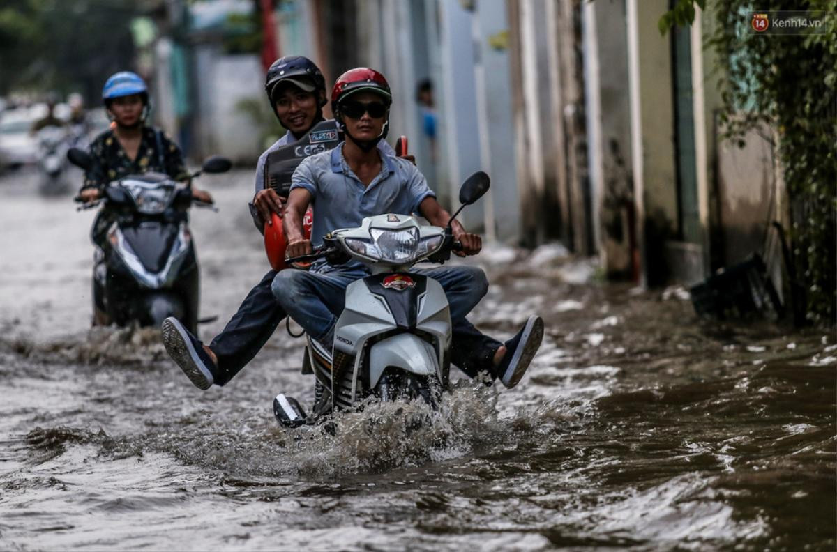 Nhiều tuyến đường Sài Gòn ngập nặng trong ngày triều cường đạt đỉnh, người dân khổ sở vì lội nước dắt xe Ảnh 5