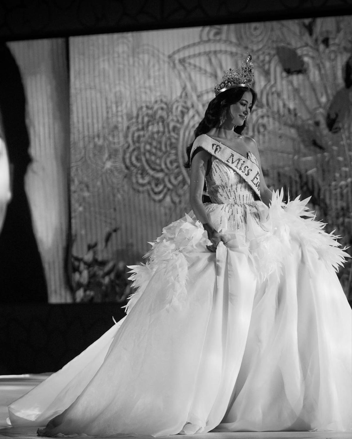 Diện váy phát sáng cầu kỳ, Phương Khánh có màn trao vương miện đẹp ‘nhất nhì’ Miss Earth Ảnh 3