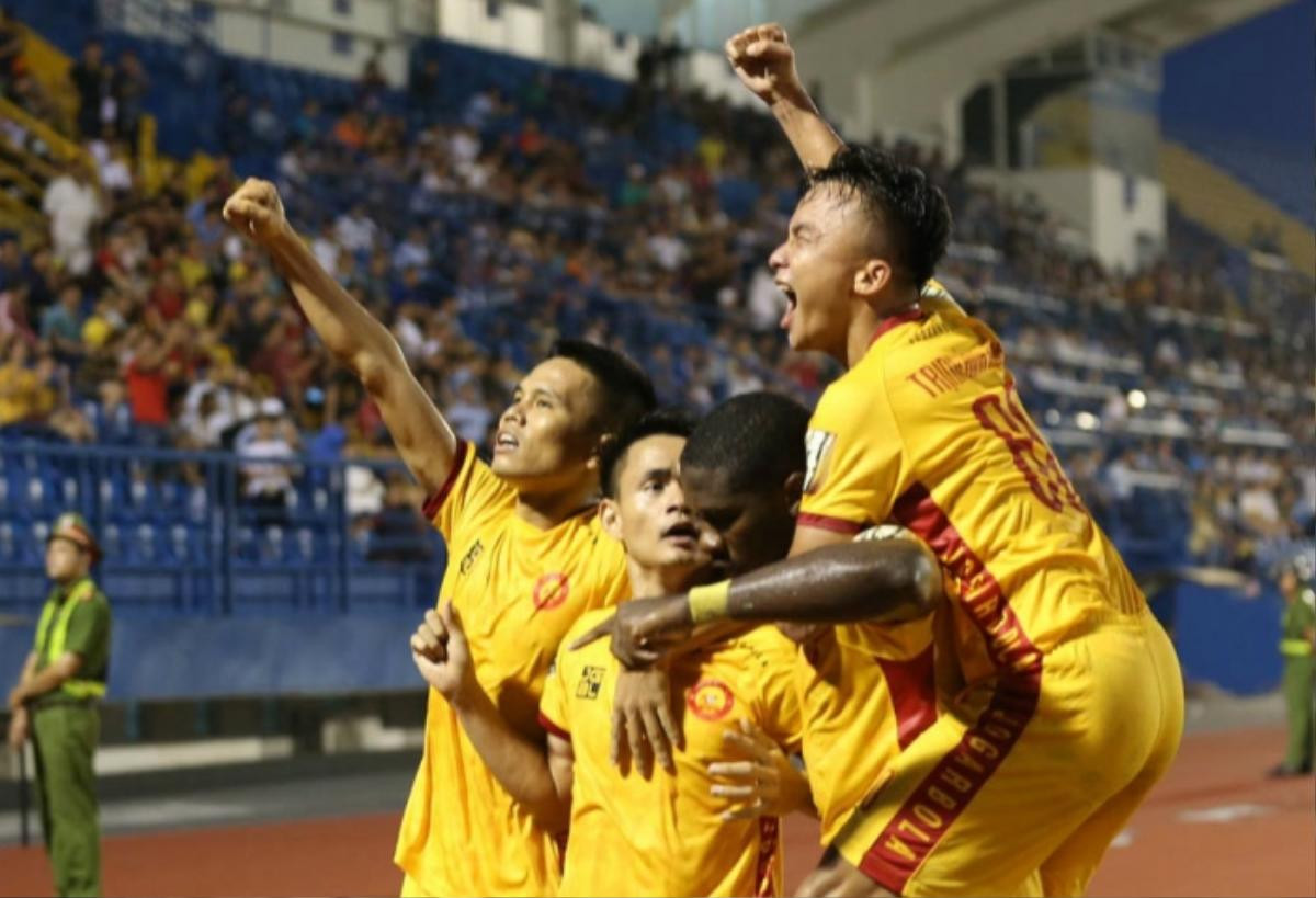 Trọng tài ngoại gây tranh cãi trong ngày Thanh Hóa hạ Phố Hiến để trụ lại V.League Ảnh 1