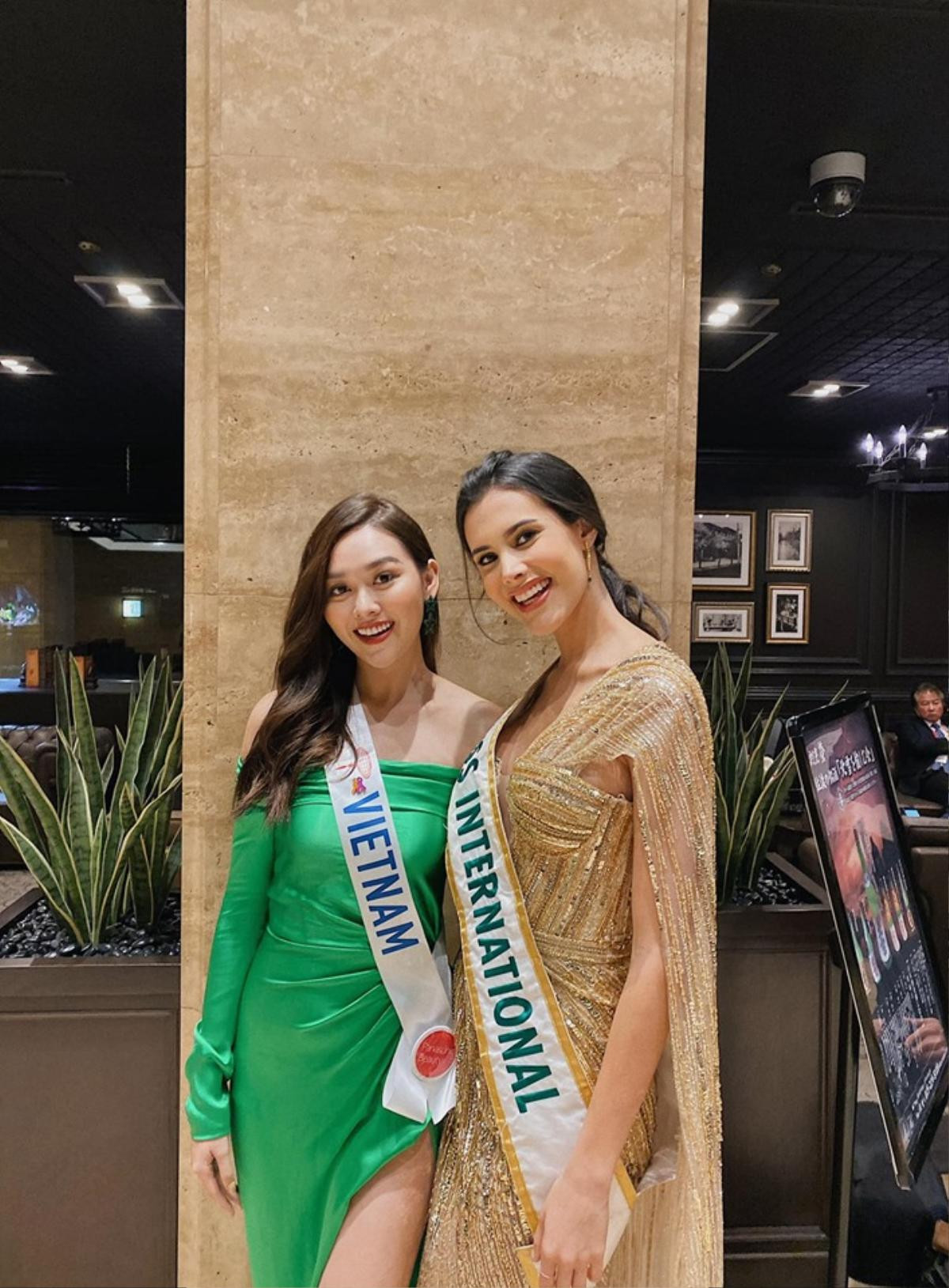 Tường San tiếp tục diện 'đồ cũ' ở Miss International 2019, vẫn xinh lung linh dù mắc lỗi váy nhăn nhàu Ảnh 5