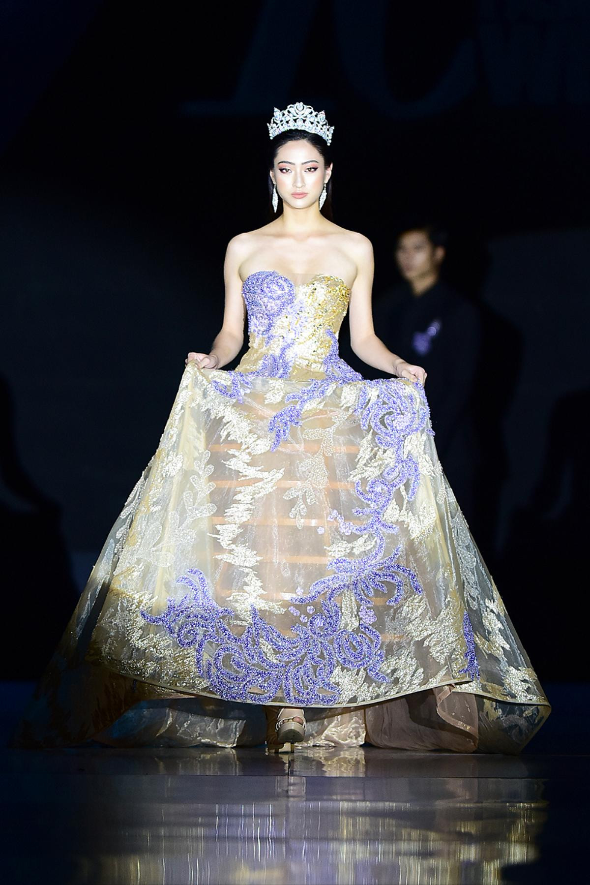 Hoàng Thùy catwalk siêu đỉnh, Lương Thùy Linh đội vương miện gãy song kiếm hợp bích trên sàn diễn Ảnh 3