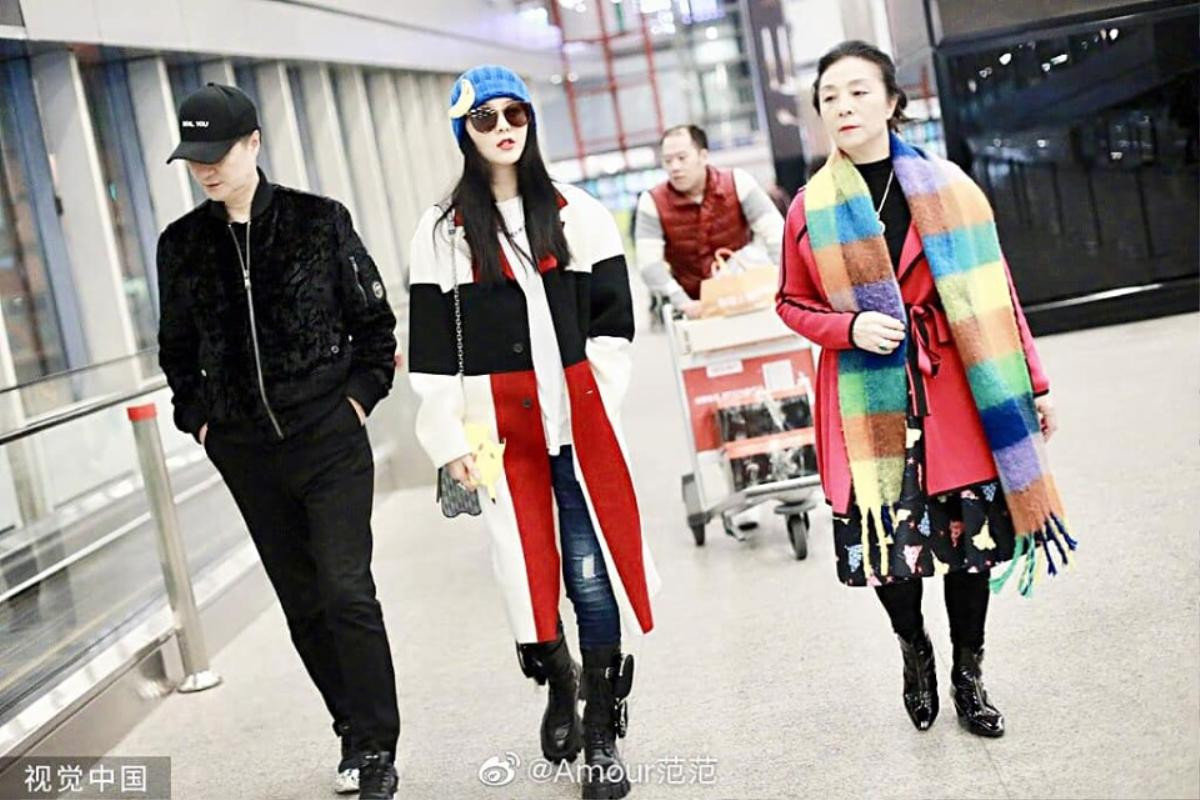 Phạm Băng Băng cùng bố mẹ xuất hiện như người mẫu catwalk tại sân bay, gây chú ý với 2 chiếc nhẫn kim cương bồ câu cỡ khủng Ảnh 1