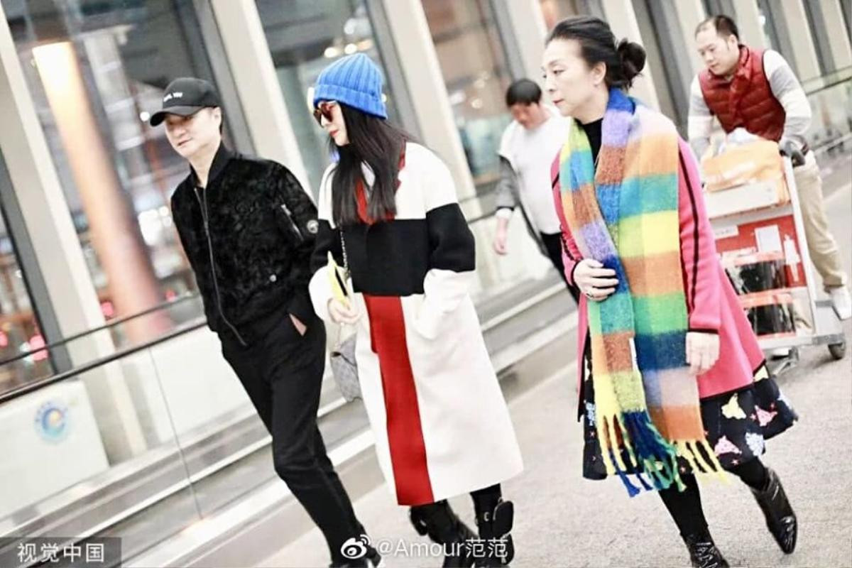 Phạm Băng Băng cùng bố mẹ xuất hiện như người mẫu catwalk tại sân bay, gây chú ý với 2 chiếc nhẫn kim cương bồ câu cỡ khủng Ảnh 3