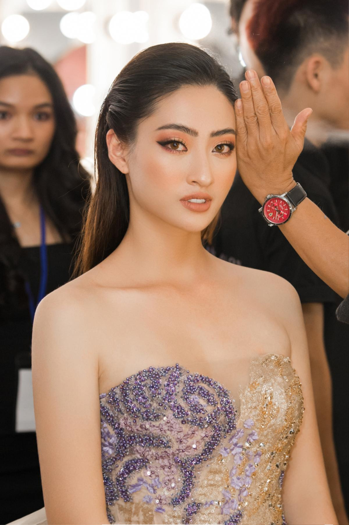 Tiểu Vy đẹp cuốn hút, 'đọ sắc' cùng Miss World Vietnam 2019 Lương Thùy Linh cá tính chuẩn Vedette Ảnh 7