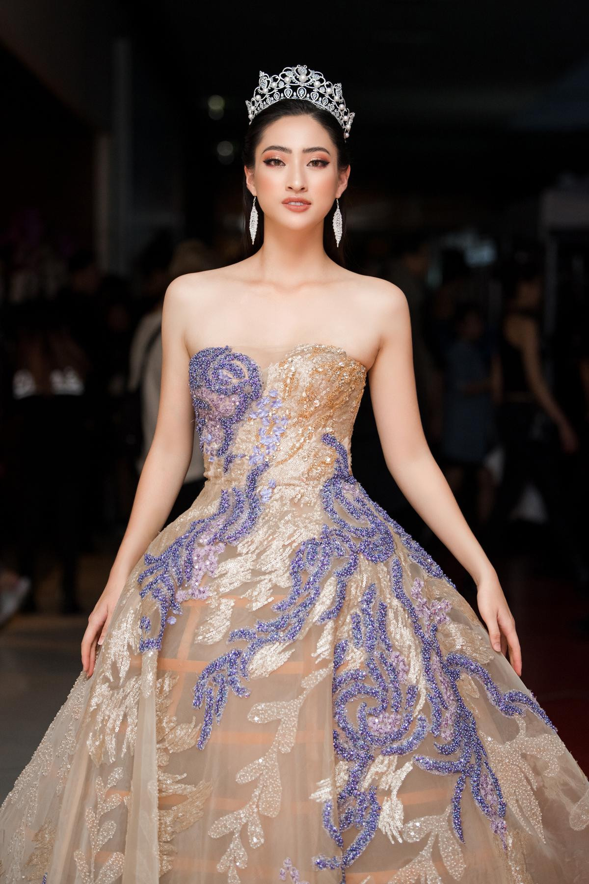 Tiểu Vy đẹp cuốn hút, 'đọ sắc' cùng Miss World Vietnam 2019 Lương Thùy Linh cá tính chuẩn Vedette Ảnh 6