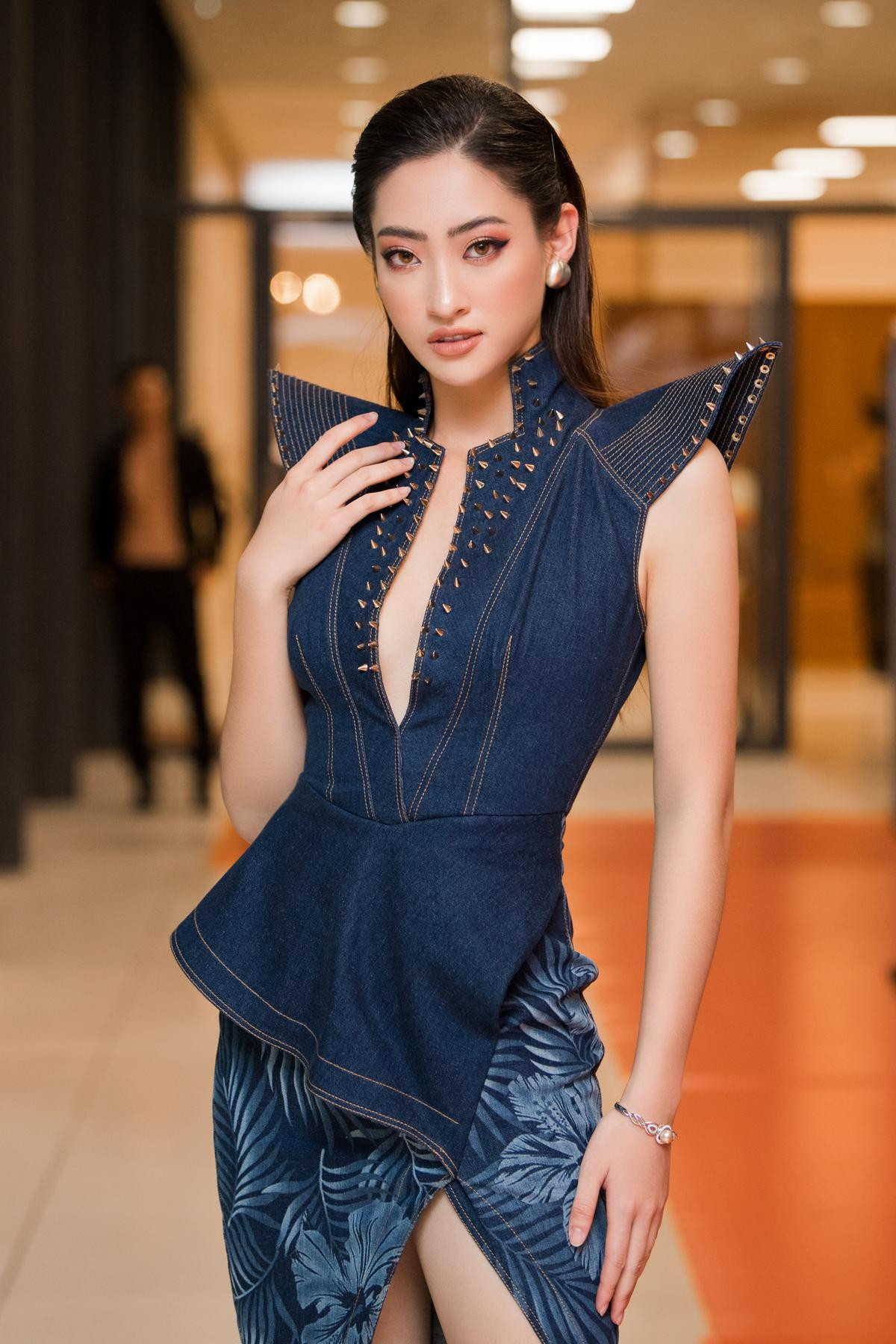 Tiểu Vy đẹp cuốn hút, 'đọ sắc' cùng Miss World Vietnam 2019 Lương Thùy Linh cá tính chuẩn Vedette Ảnh 5