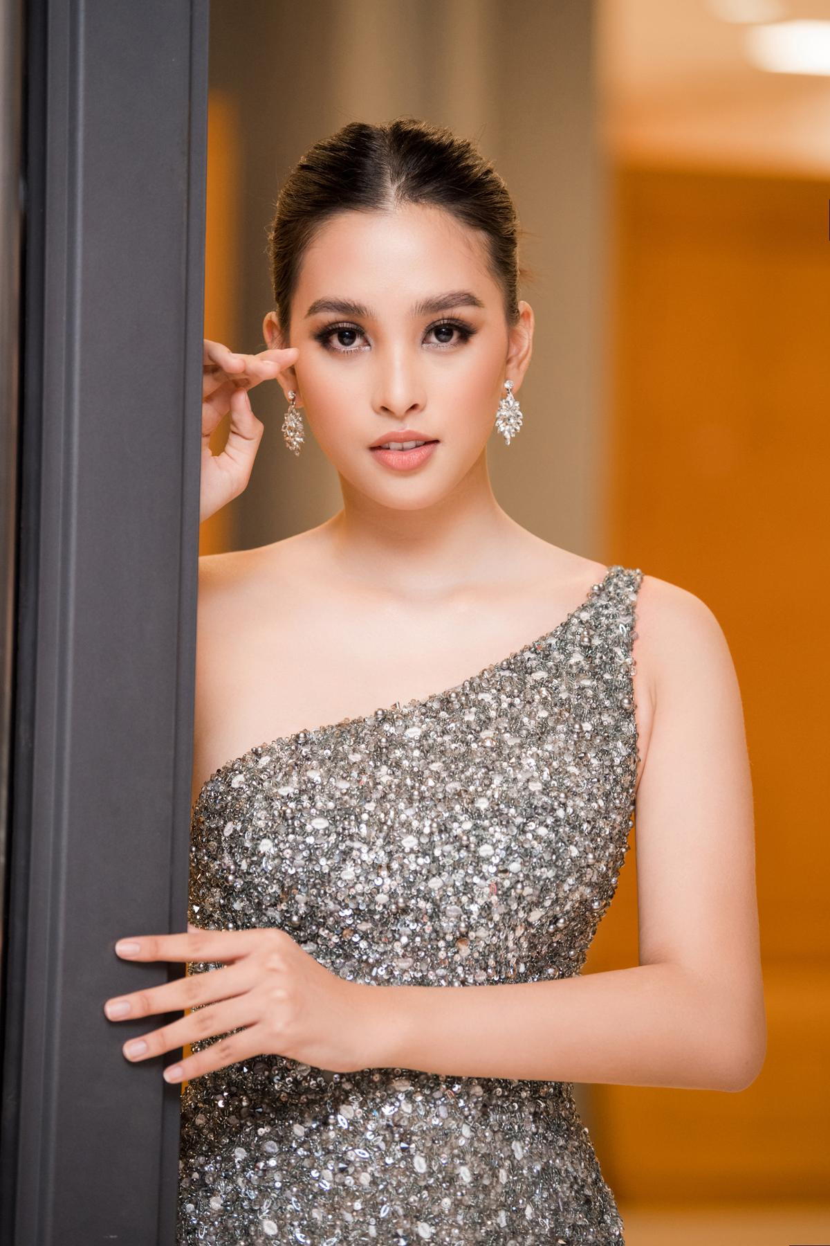 Tiểu Vy đẹp cuốn hút, 'đọ sắc' cùng Miss World Vietnam 2019 Lương Thùy Linh cá tính chuẩn Vedette Ảnh 1