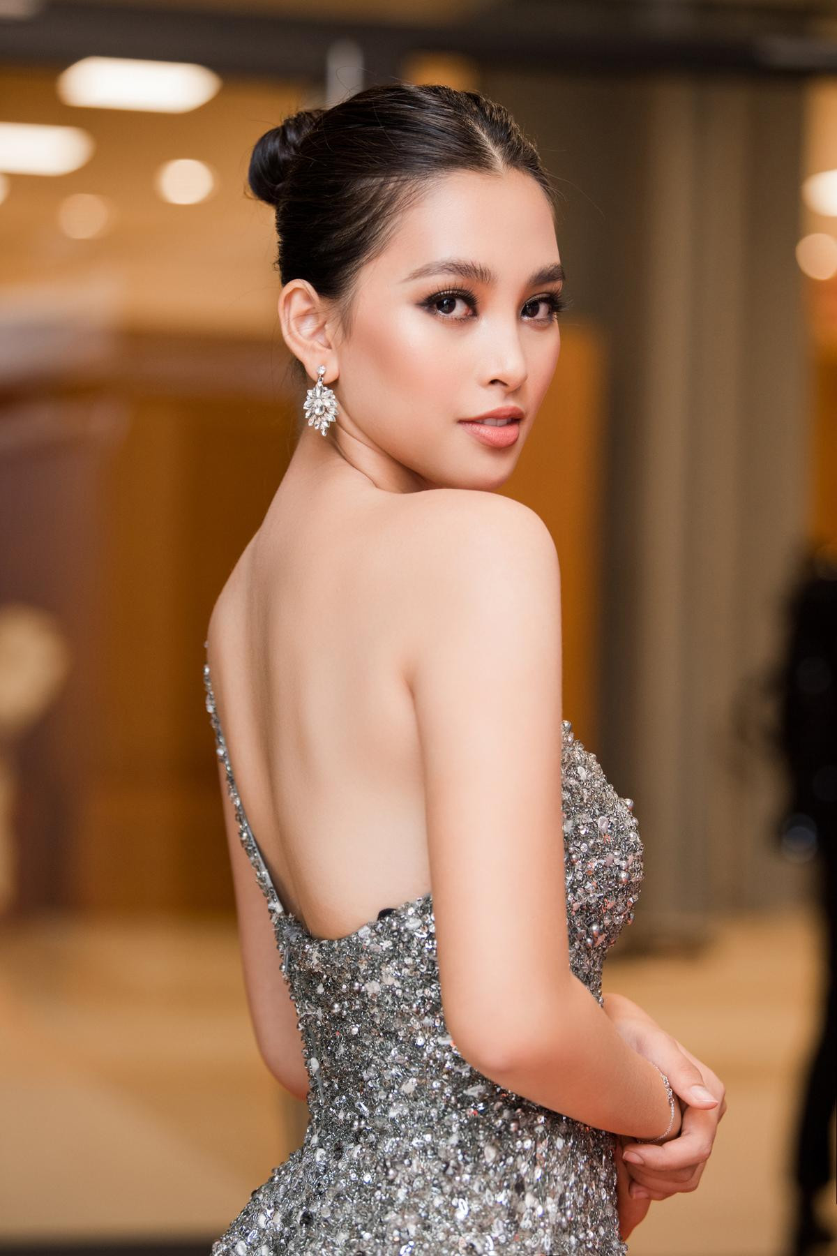 Tiểu Vy đẹp cuốn hút, 'đọ sắc' cùng Miss World Vietnam 2019 Lương Thùy Linh cá tính chuẩn Vedette Ảnh 2