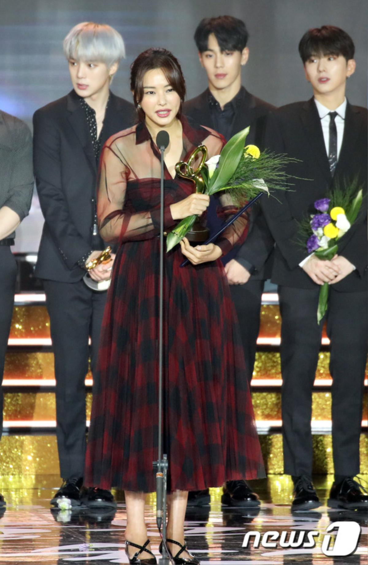 Han Ji Min, Kim Nam Gil - Jung Hae In và Monsta X thắng giải 'Văn hóa & Nghệ thuật 2019' Ảnh 9