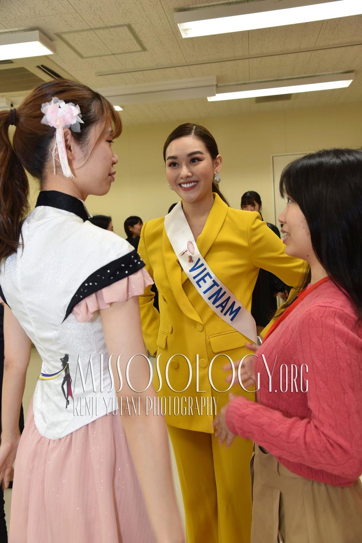 Tường San rạng rỡ, bất ngờ làm 'mentor' hướng dẫn nữ sinh Nhật Bản catwalk tại Miss International 2019 Ảnh 8