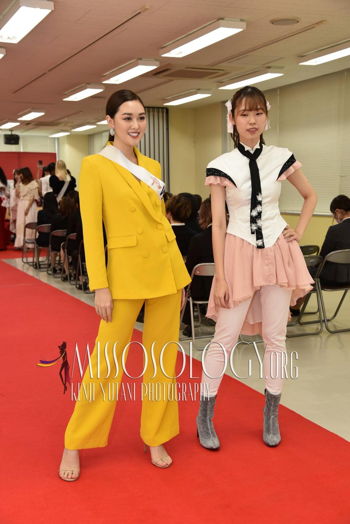 Tường San rạng rỡ, bất ngờ làm 'mentor' hướng dẫn nữ sinh Nhật Bản catwalk tại Miss International 2019 Ảnh 9