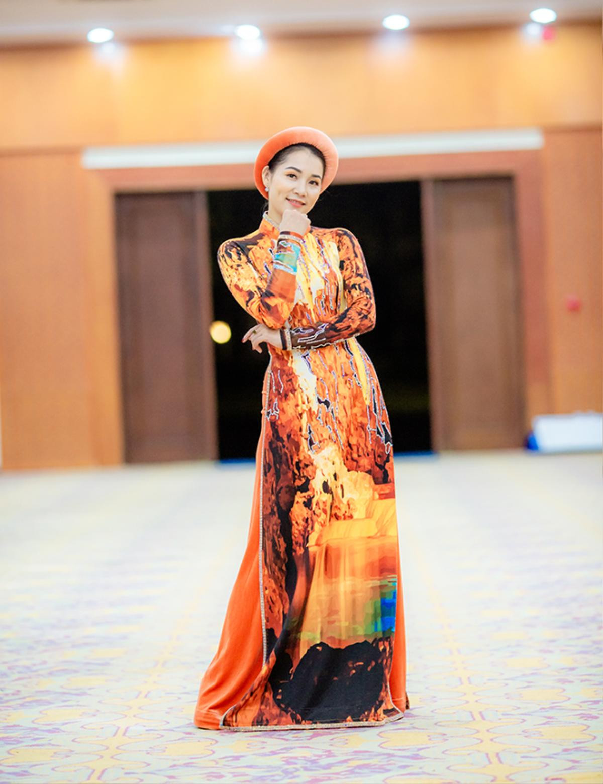 Miss Grand International Việt Nam 2015 Nguyễn Lệ Quyên diễn áo dài xuất thần như 'lên đồng' Ảnh 9