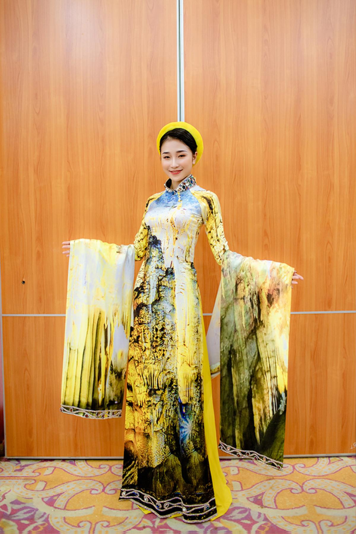 Miss Grand International Việt Nam 2015 Nguyễn Lệ Quyên diễn áo dài xuất thần như 'lên đồng' Ảnh 11