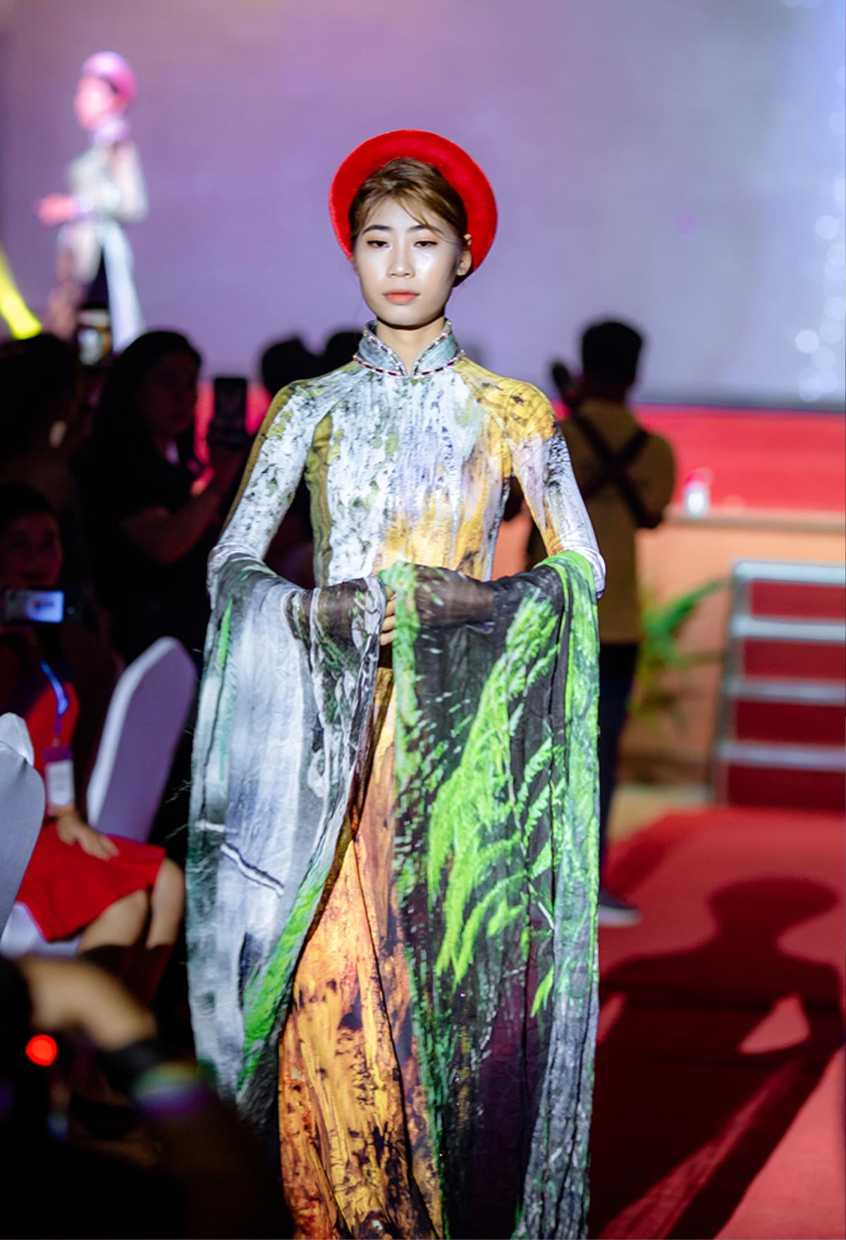 Miss Grand International Việt Nam 2015 Nguyễn Lệ Quyên diễn áo dài xuất thần như 'lên đồng' Ảnh 10