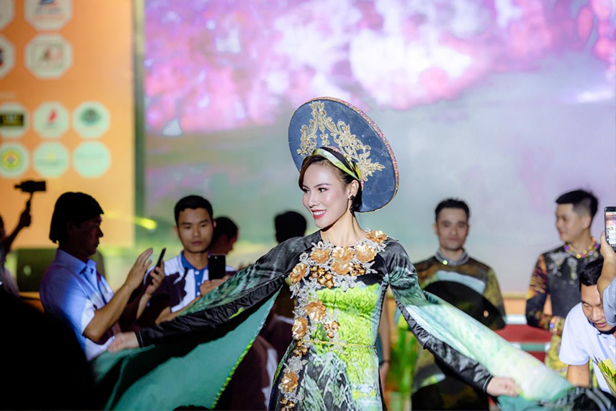 Miss Grand International Việt Nam 2015 Nguyễn Lệ Quyên diễn áo dài xuất thần như 'lên đồng' Ảnh 5