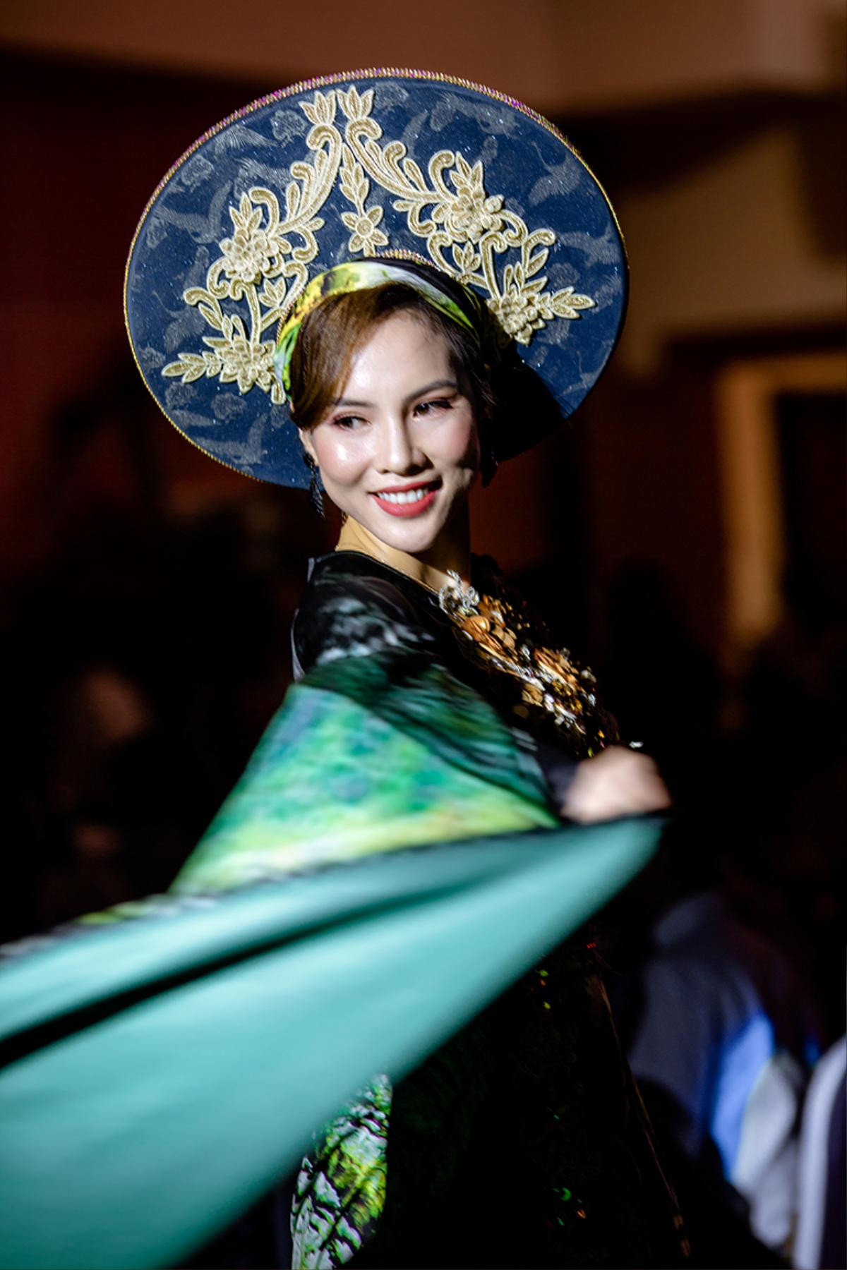 Miss Grand International Việt Nam 2015 Nguyễn Lệ Quyên diễn áo dài xuất thần như 'lên đồng' Ảnh 6