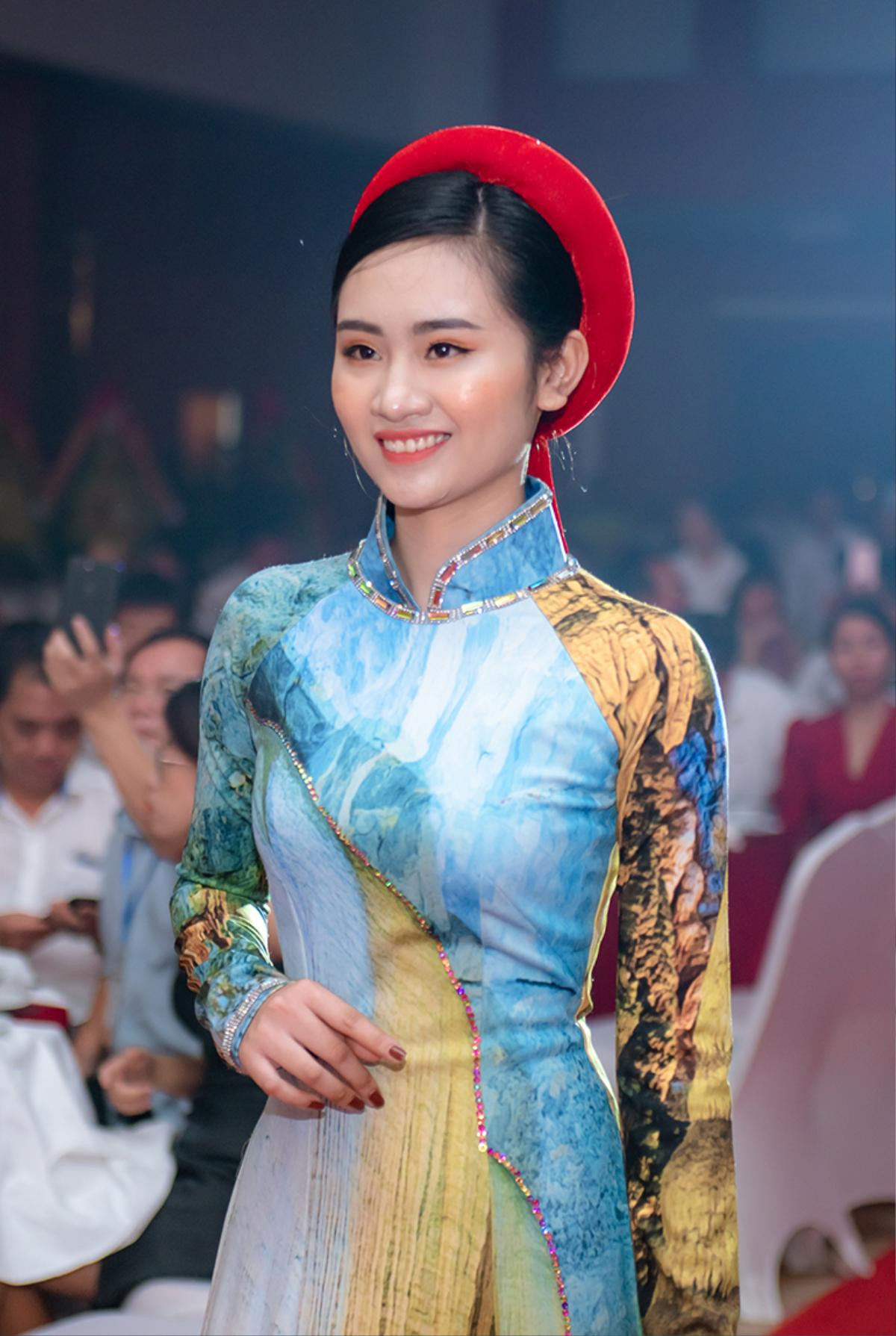 Miss Grand International Việt Nam 2015 Nguyễn Lệ Quyên diễn áo dài xuất thần như 'lên đồng' Ảnh 15