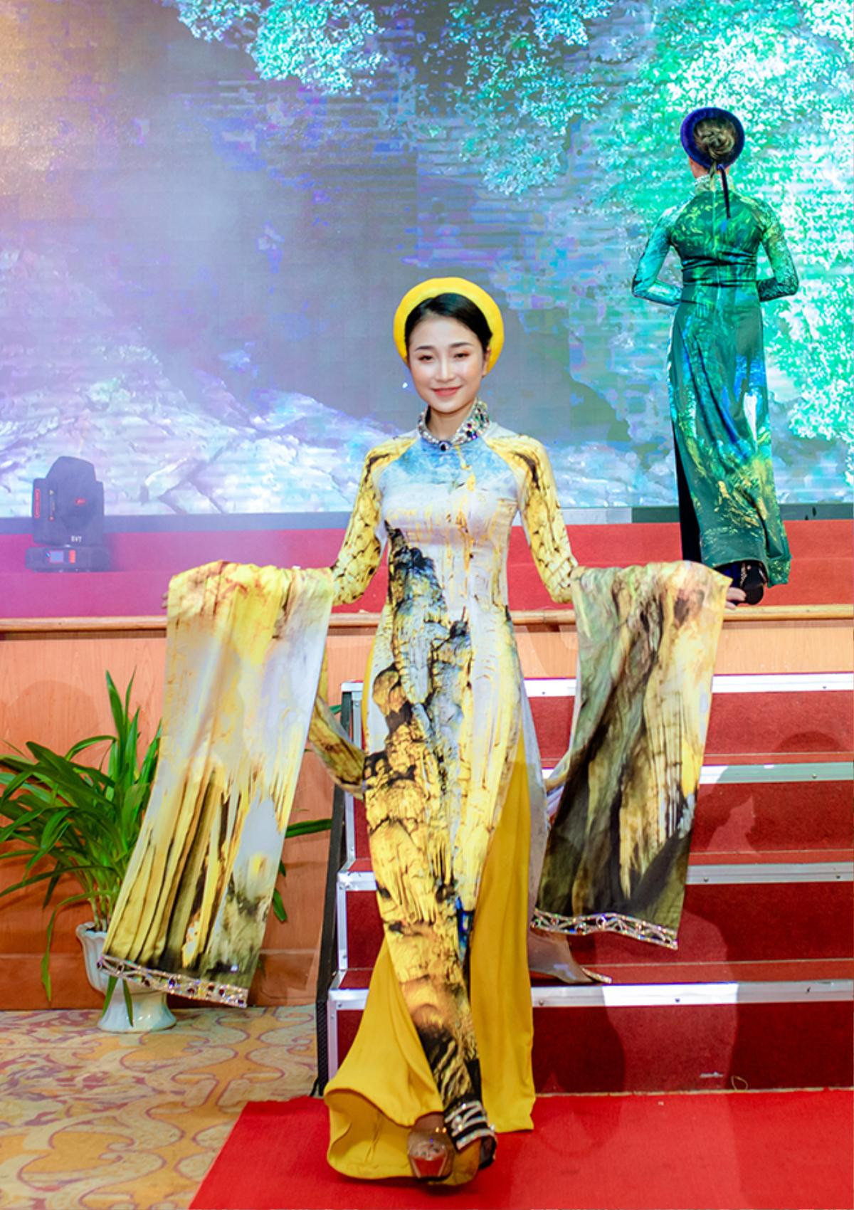 Miss Grand International Việt Nam 2015 Nguyễn Lệ Quyên diễn áo dài xuất thần như 'lên đồng' Ảnh 7